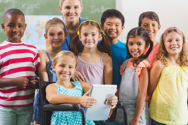 Photo portrait of teacher and kids in classroom