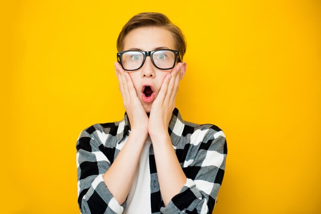 Photo portrait of teen boy shocked facial expression