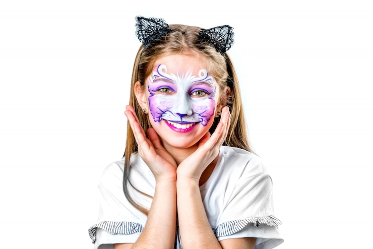 Photo 猫の顔の絵で十代の少女の肖像画