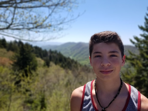 Photo portrait of teenage boy against mountain