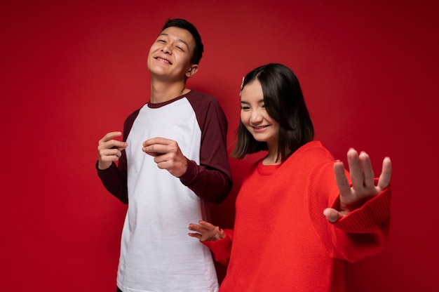 Photo portrait of teenage friends dancing and fooling around