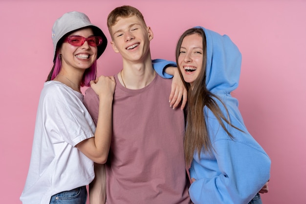 Photo portrait of teenage friends laughing together