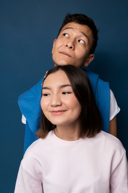 Photo portrait of teenage friends smiling