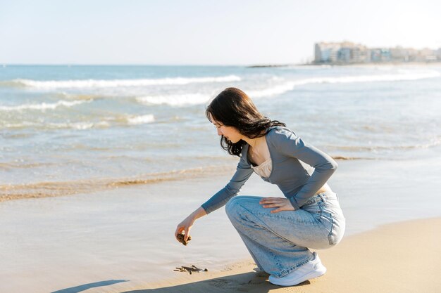 바다로 해변 여름 휴가에 십 대 소녀의 초상화