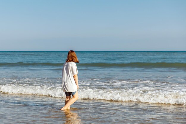 海沿いのビーチの夏休みに10代の少女の肖像画