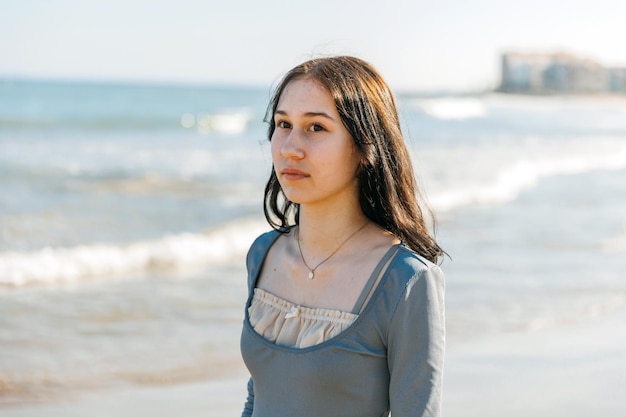 바다로 해변 여름 휴가에 십 대 소녀의 초상화