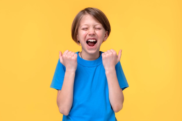 Photo portrait of teenage girl being excited