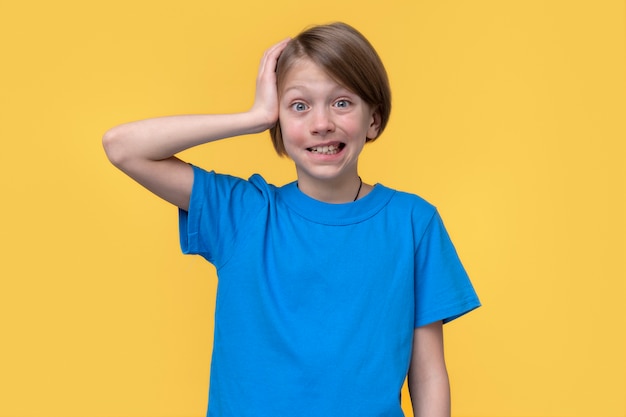 Photo portrait of teenage girl feeling awkward