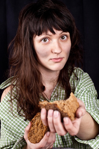 Foto ritratto di una ragazza adolescente con un gelato in mano