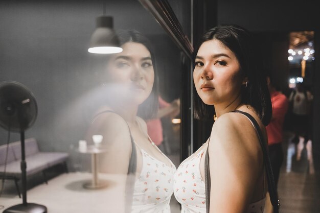 Photo portrait of teenage girl reflecting on glass