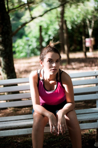 Photo portrait of teenage girl sitting on bench