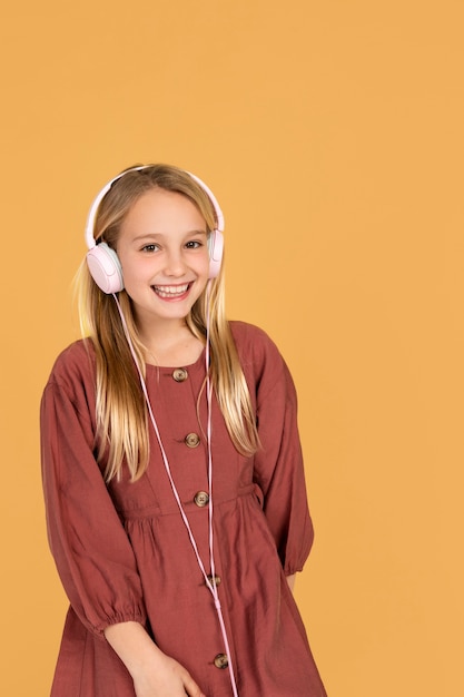 Foto ritratto di ragazza adolescente sorridente e ascoltando musica