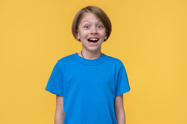 Photo portrait of teenage girl smiling with open mouth