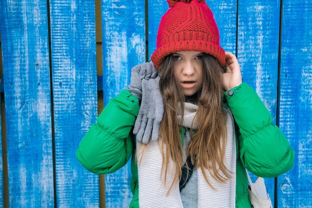 Photo portrait of teenage girl in snow