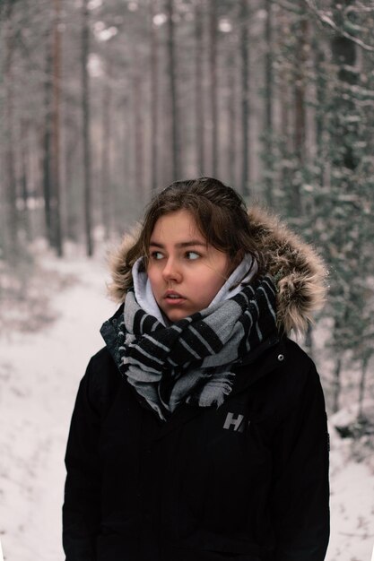 Photo portrait of teenage girl in snow