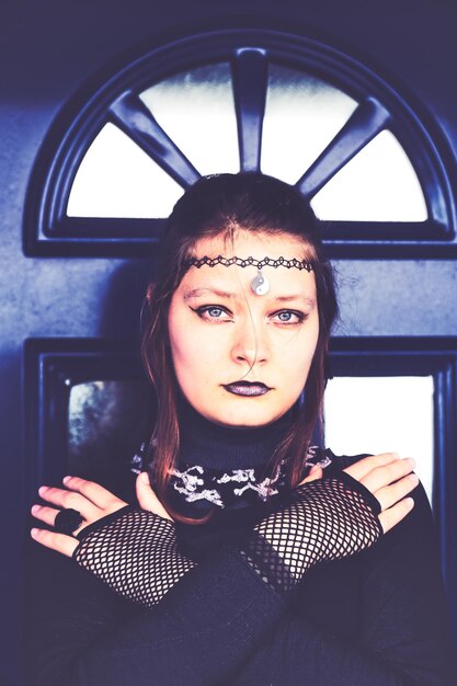 Photo portrait of teenage girl standing against door