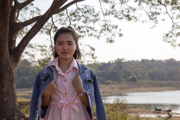 Photo portrait of teenage girl standing against trees