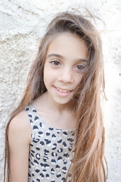 Photo portrait of teenage girl standing against wall