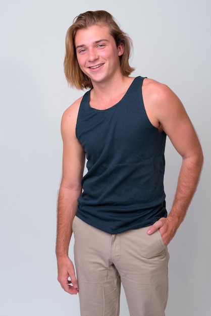 Photo portrait of teenage girl standing against white background