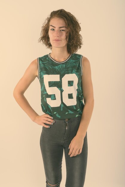 Photo portrait of teenage girl standing against white background