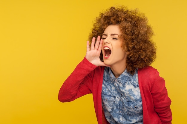 Photo portrait of teenage girl standing against yellow background