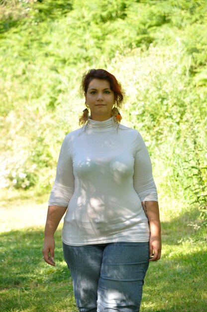 Photo portrait of teenage girl standing on field