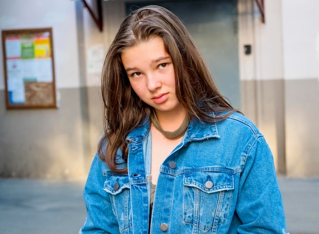 Foto ritratto di una ragazza adolescente in piedi all'aperto