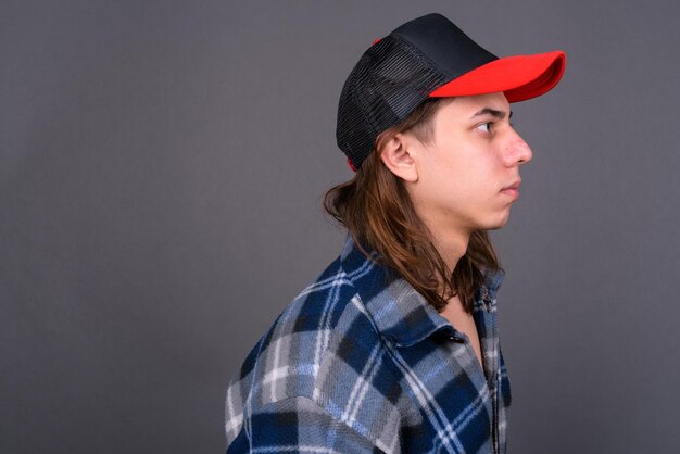 Photo portrait of teenage girl wearing hat against gray background