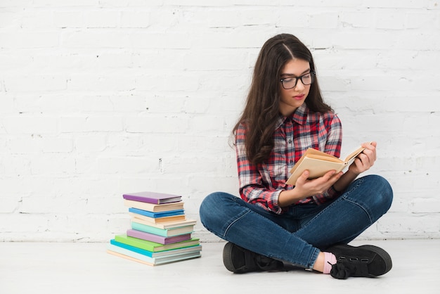 Foto ritratto di una ragazza adolescente con il libro