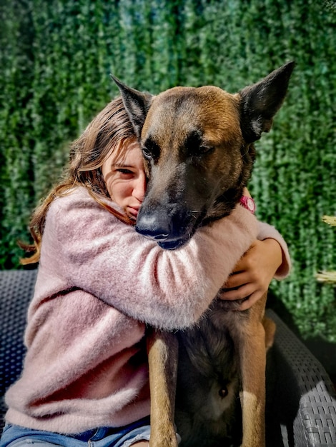 Photo portrait of teenage girl with dog