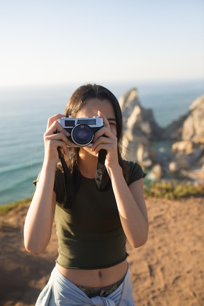 Ritratto di fotografo adolescente con fotocamera