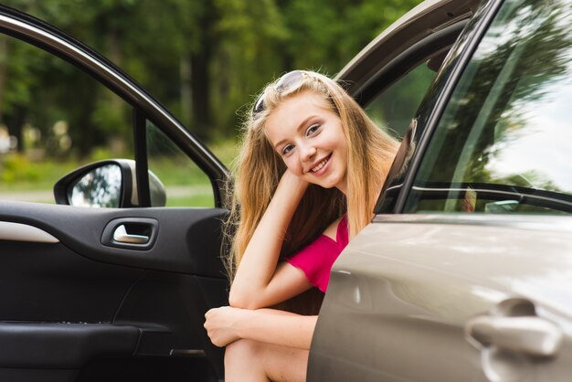 Photo portrait of teenage woman in car