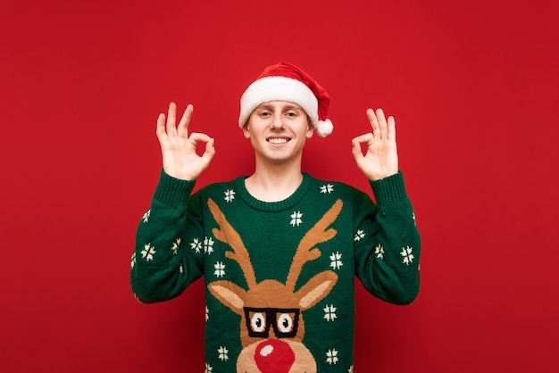 크리스마스 스웨터와 세로 십 대 소년