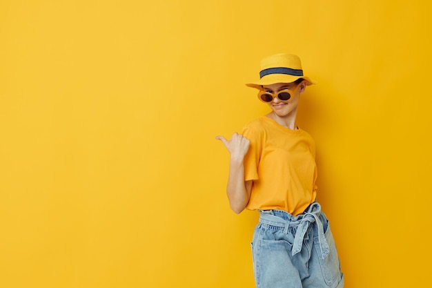 Photo portrait of teenager girl standing against yellow background