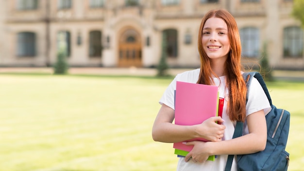 Foto ritratto dell'adolescente felice di essere di nuovo all'università