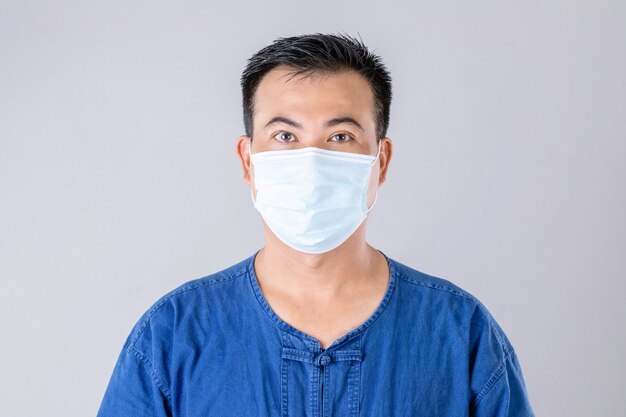 Ritratto di agricoltore thailandese che indossa la maschera protettiva per il viso per prevenire il virus