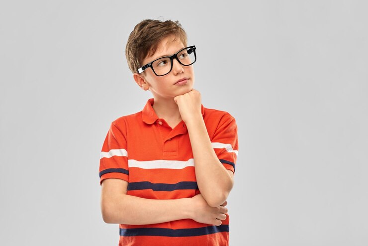 Photo portrait of thinking boy in eyeglasses