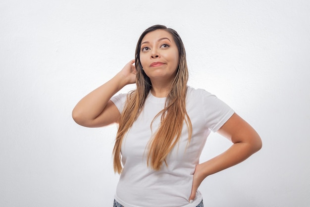 Портрет задумчивого человека Портрет мексиканской женщины на белом фоне в задумчивой позе