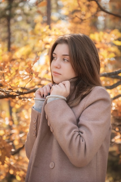 Ritratto di una ragazza premurosa e triste. colori autunnali. stile di vita. atmosfera autunnale. foresta