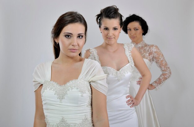 ウェディングドレス、花嫁と彼女の友人の花嫁介添人の3人の美しい女性の肖像画
