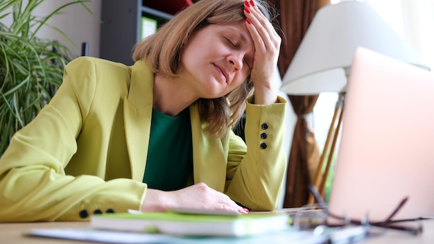 Photo portrait of tired businesslady putting hand to forehead and closed eyes busy day and large