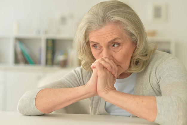 Photo portrait of tired senior woman