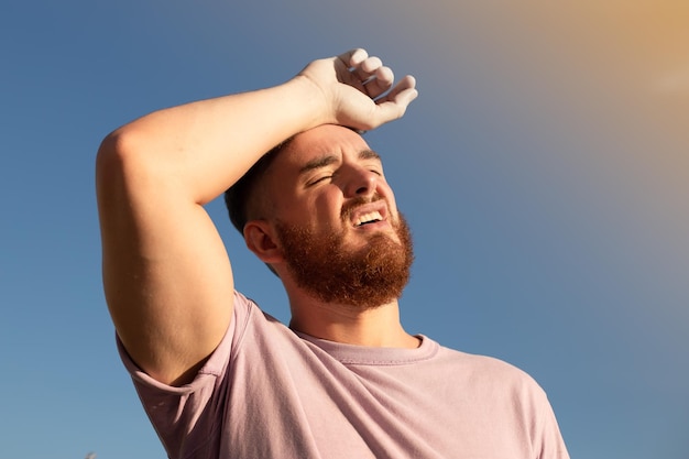 Foto ritratto di uomo stanco malato esausto bel ragazzo soffre di caldo sole estivo colpo di calore