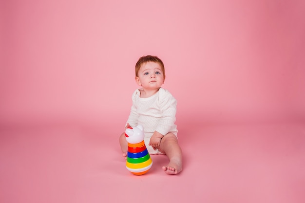 Photo portrait toddler playing with toys