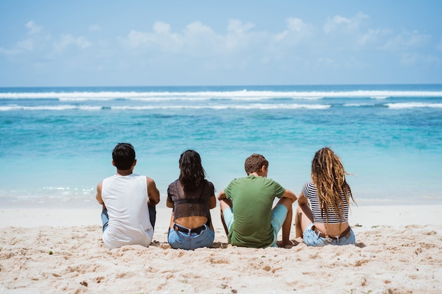 Photo portrait of togetherness with friends on the beach