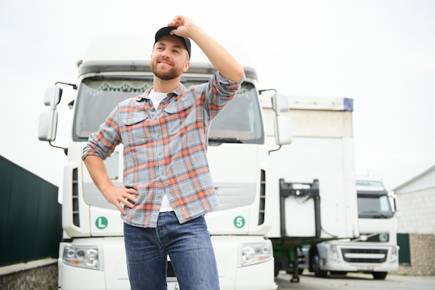 Foto ritratto di camionista in piedi accanto al suo camion pronto per la guida occupazione del conducente servizi di trasporto