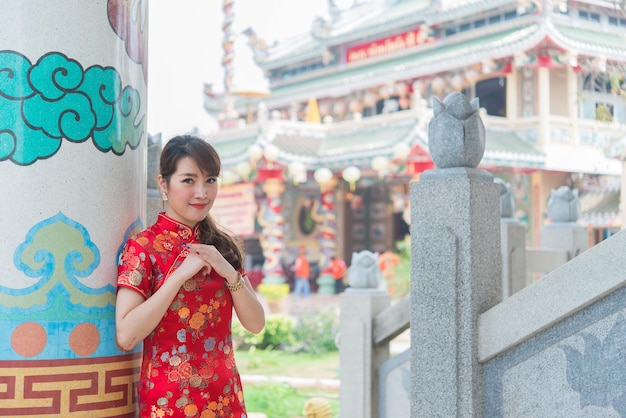 치파오 드레스를 입은 두 명의 아름다운 아시아 여성초상화 태국 사람들행복한 중국 새해 개념