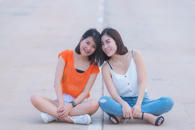 두 명의 아름다운 아시아 여성의 초상화현대 소녀의 라이프스타일행복한 젊은 여성의 이미지친애하는 친구들은 주말에 함께 휴식을 취합니다