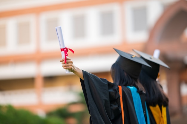 Ritratto due donne laureate, laureate in possesso di un diploma e sono felici