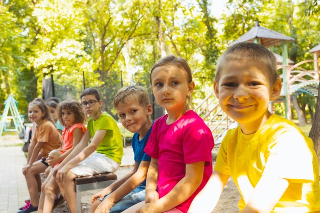 Foto ritratto di due persone sedute all'aperto